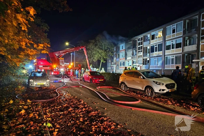 Dode bij zeer grote brand in flat na explosie