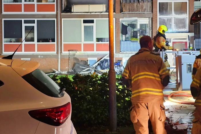 Dode bij zeer grote brand in flat na explosie