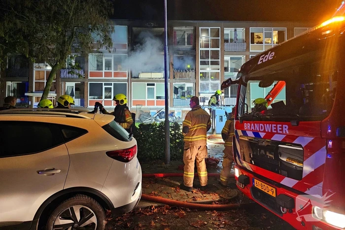 Dode bij zeer grote brand in flat na explosie