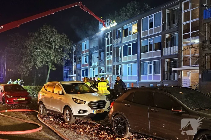 Dode bij zeer grote brand in flat na explosie