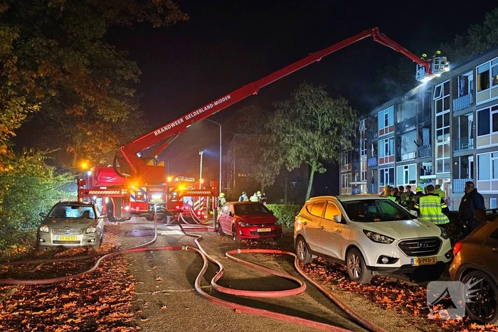 Dode bij zeer grote brand in flat na explosie