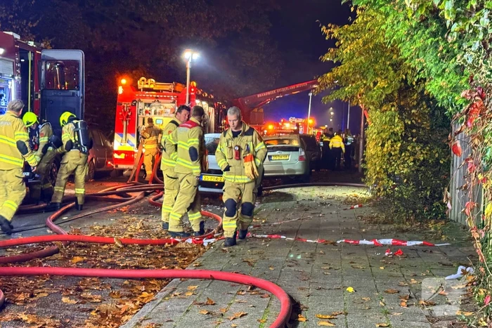 Dode bij zeer grote brand in flat na explosie