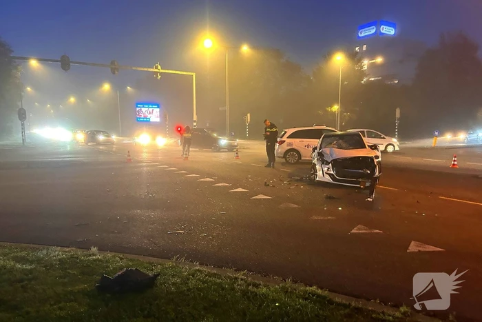 Flinke schade bij botsing tussen twee voertuigen