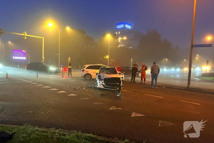 Flinke schade bij botsing tussen twee voertuigen