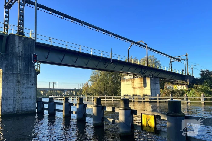 Treinverkeer gestremd door aanvaring met spoorbrug