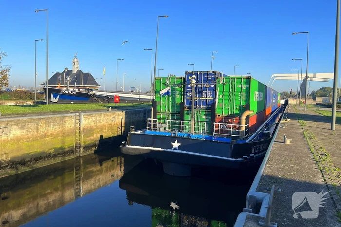 Treinverkeer gestremd door aanvaring met spoorbrug