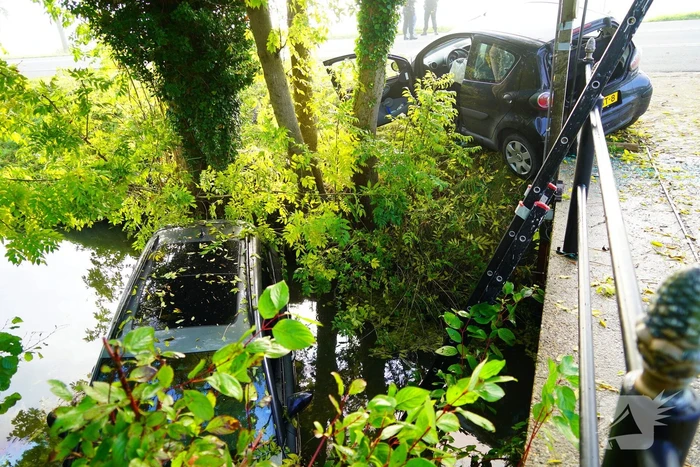Auto belandt in sloot bij aanrijding tussen drie voertuigen