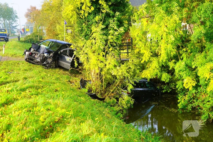 Auto belandt in sloot bij aanrijding tussen drie voertuigen