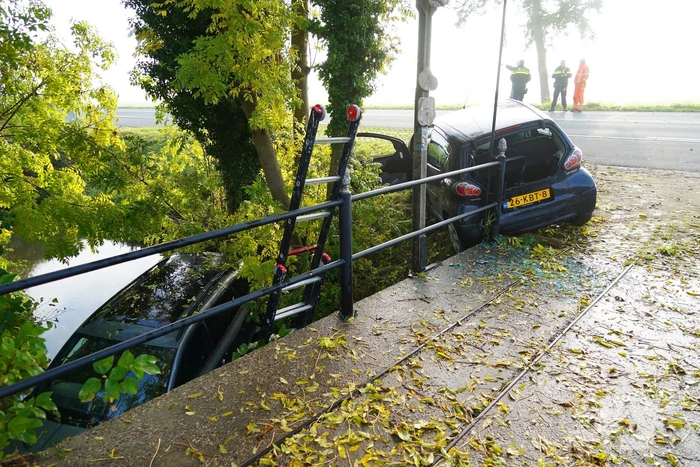 Auto belandt in sloot bij aanrijding tussen drie voertuigen