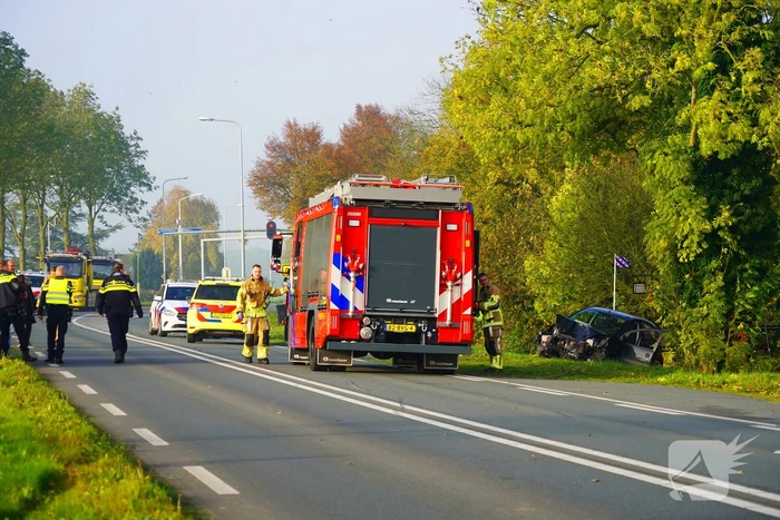 Auto belandt in sloot bij aanrijding tussen drie voertuigen