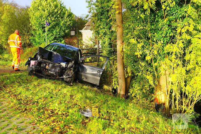 Auto belandt in sloot bij aanrijding tussen drie voertuigen