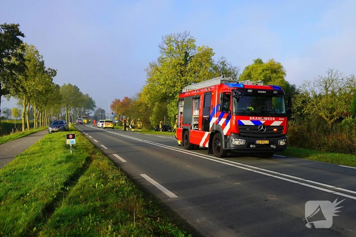 Auto belandt in sloot bij aanrijding tussen drie voertuigen