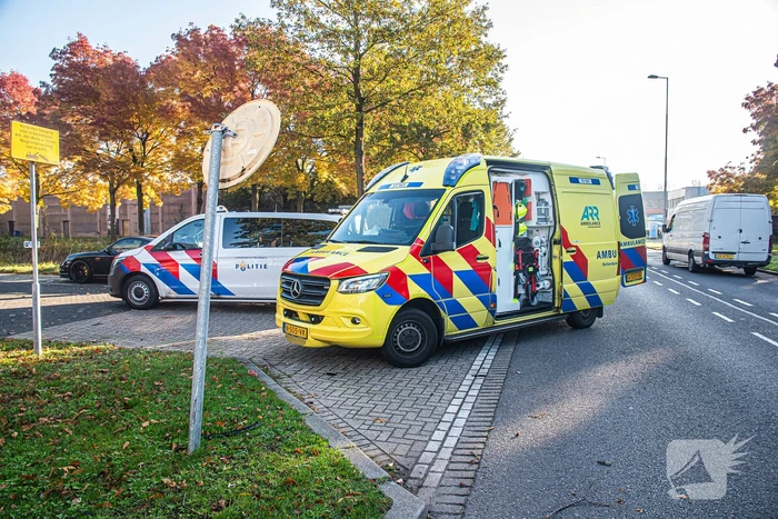 Auto botst tijdens keren op boom