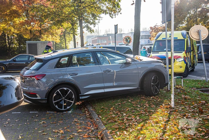 Auto botst tijdens keren op boom