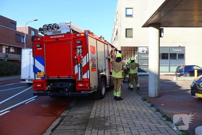 Oldtimer verliest brandstof in parkeergarage
