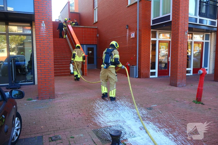 Oldtimer verliest brandstof in parkeergarage