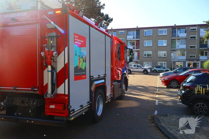 Persoon door hijskraan uit flatwoning getakeld