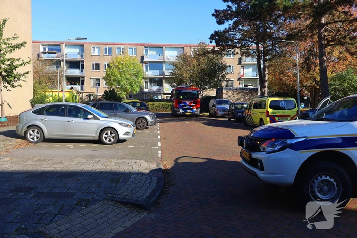 Persoon door hijskraan uit flatwoning getakeld