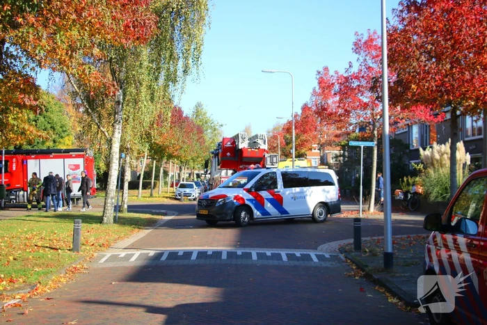 Persoon door hijskraan uit flatwoning getakeld