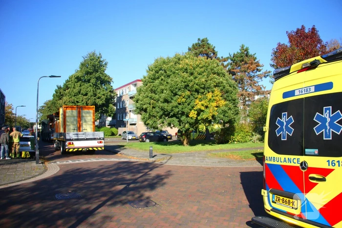 Persoon door hijskraan uit flatwoning getakeld