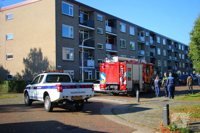 Persoon door hijskraan uit flatwoning getakeld