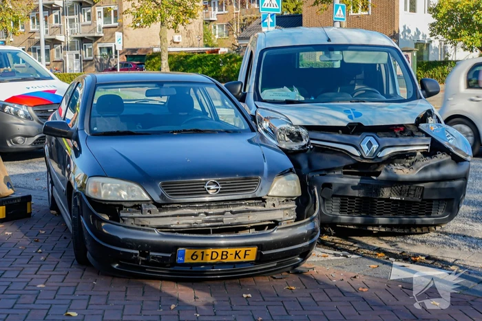 Botsing tussen personenauto en bestelbus