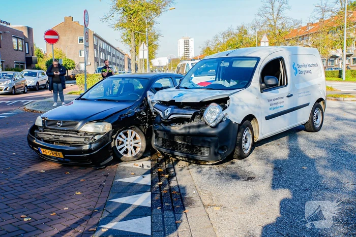 Botsing tussen personenauto en bestelbus
