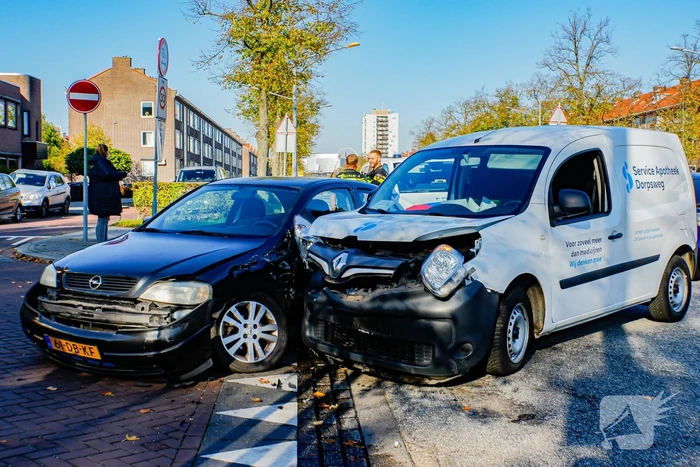 Botsing tussen personenauto en bestelbus