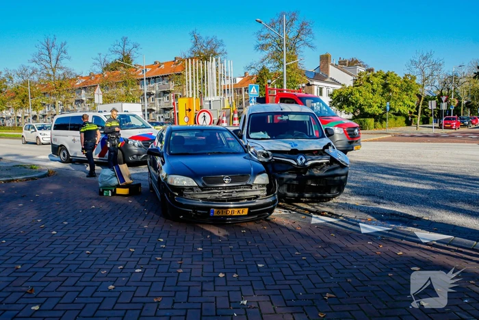 Botsing tussen personenauto en bestelbus