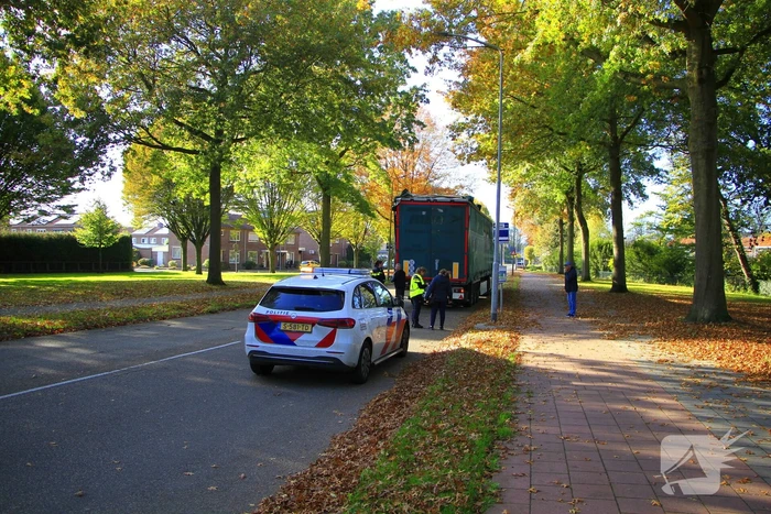Oplegger beschadigd na botsing met viaduct
