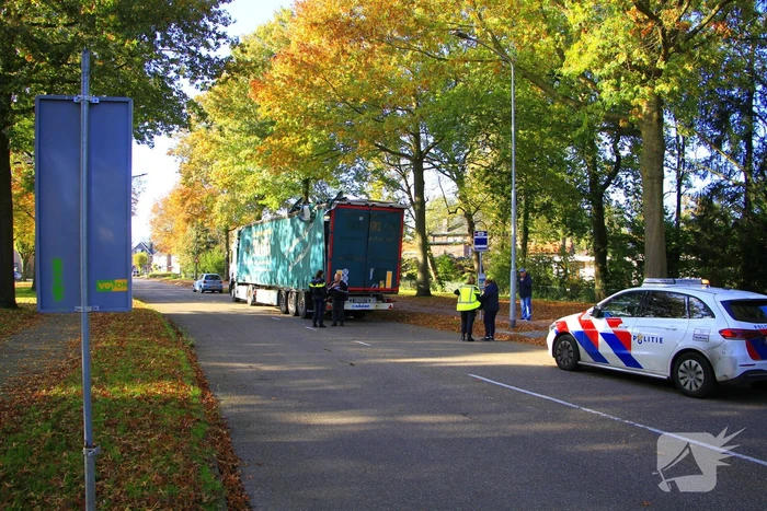 Oplegger beschadigd na botsing met viaduct