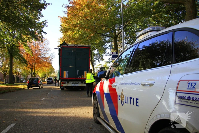 Oplegger beschadigd na botsing met viaduct
