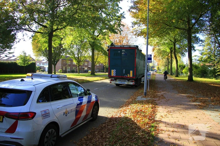 Oplegger beschadigd na botsing met viaduct