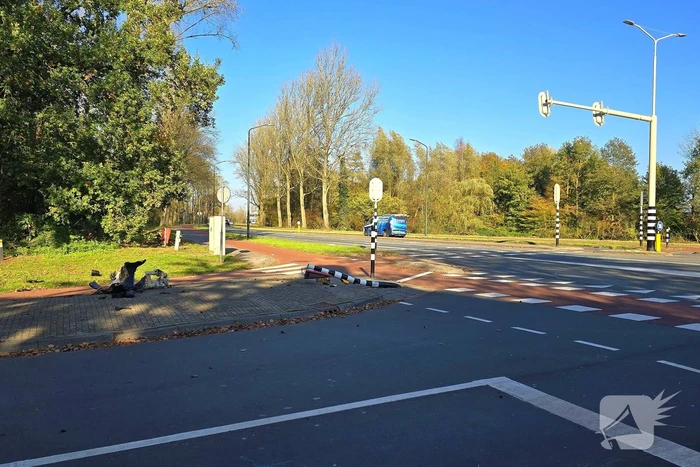 Bestuurster verliest controle en botst tegen verkeersbord