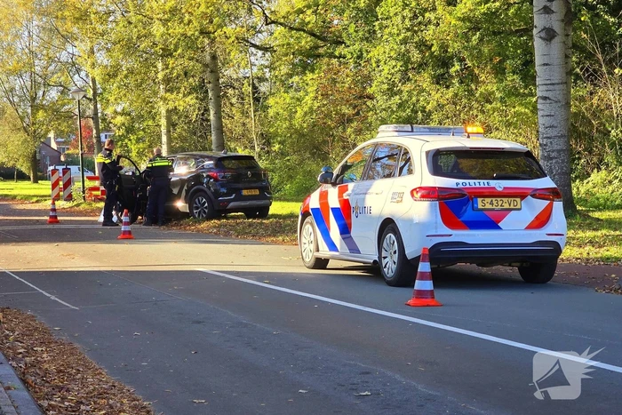 Bestuurster verliest controle en botst tegen verkeersbord
