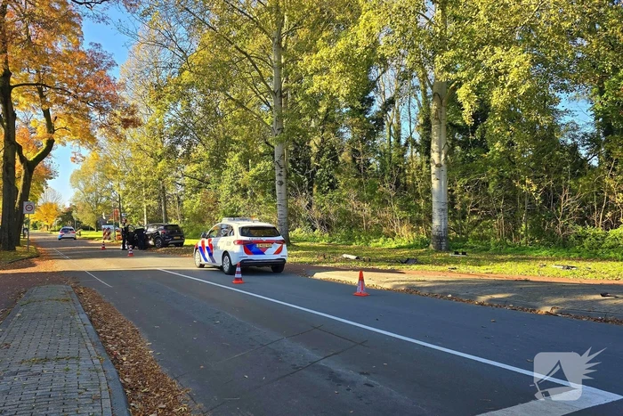 Bestuurster verliest controle en botst tegen verkeersbord