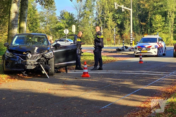 Bestuurster verliest controle en botst tegen verkeersbord