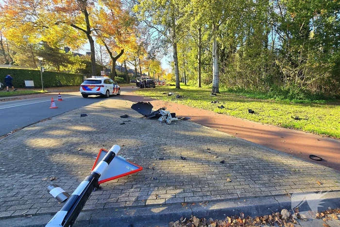 Bestuurster verliest controle en botst tegen verkeersbord