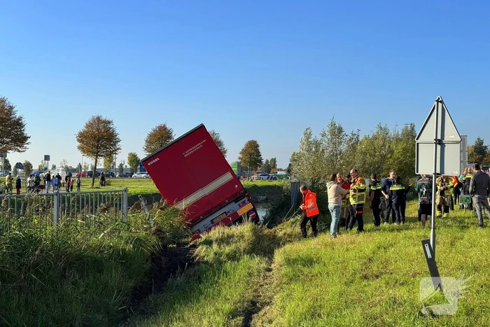 Vrachtwagencombinatie raakt van de weg en eindigt in sloot