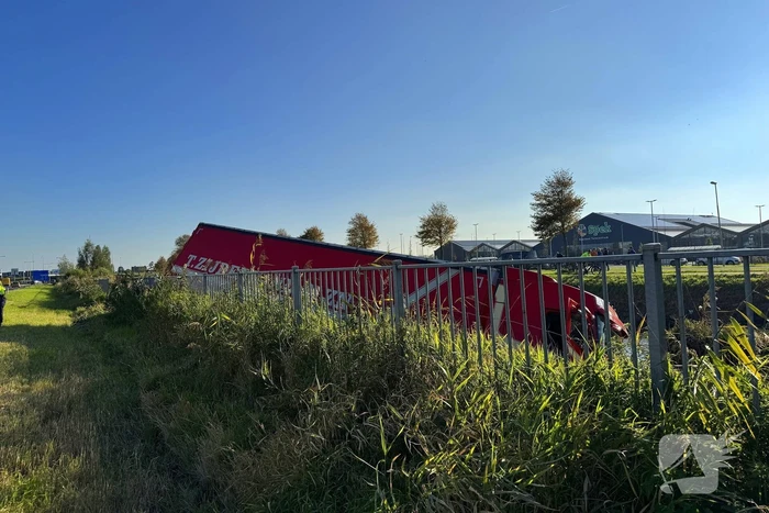 Vrachtwagencombinatie raakt van de weg en eindigt in sloot