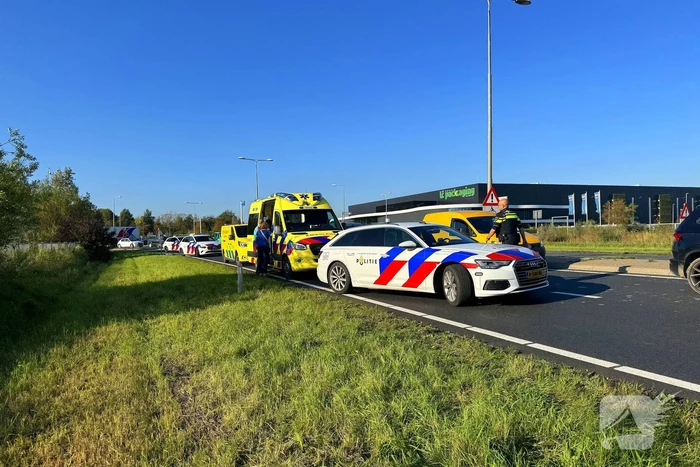 Vrachtwagencombinatie raakt van de weg en eindigt in sloot