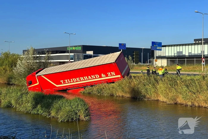 Vrachtwagencombinatie raakt van de weg en eindigt in sloot