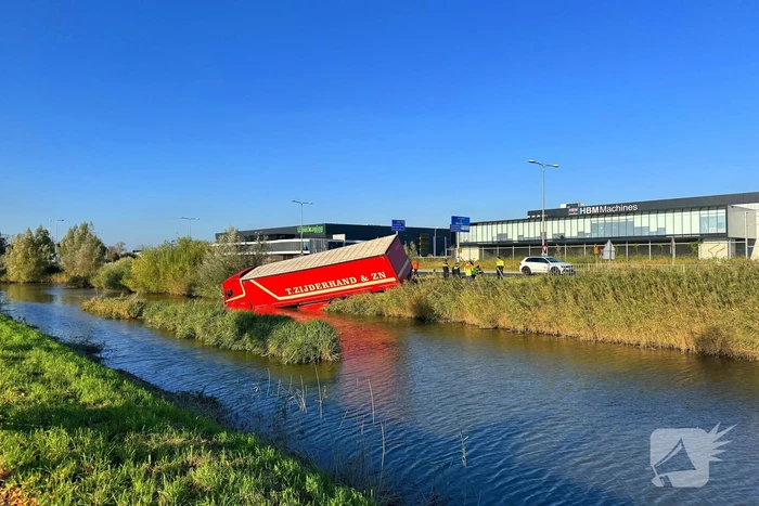 Vrachtwagencombinatie raakt van de weg en eindigt in sloot
