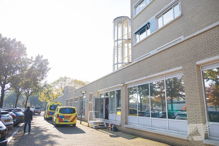 Persoon zwaargewond na val in gemeentehuis