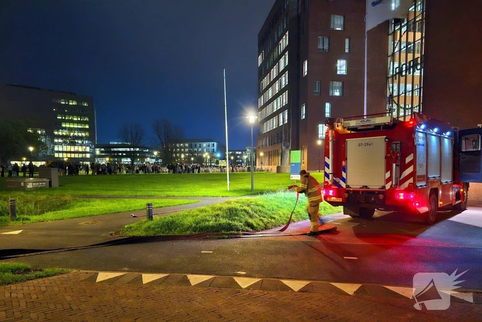 Ruim honderd studenten op straat wegens brand in Forumgebouw