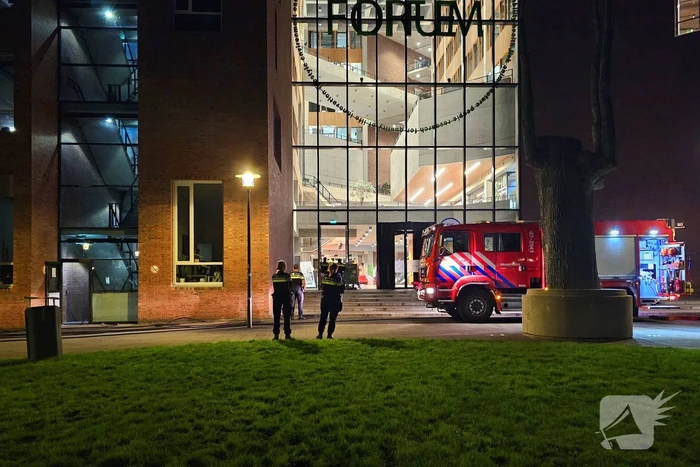 Ruim honderd studenten op straat wegens brand in Forumgebouw