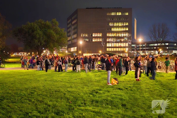 Ruim honderd studenten op straat wegens brand in Forumgebouw