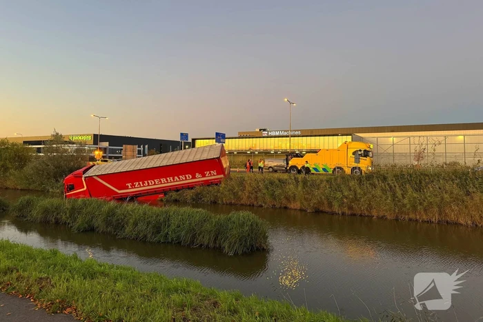 Te water geraakte vrachtwagen geborgen door grote hijskranen