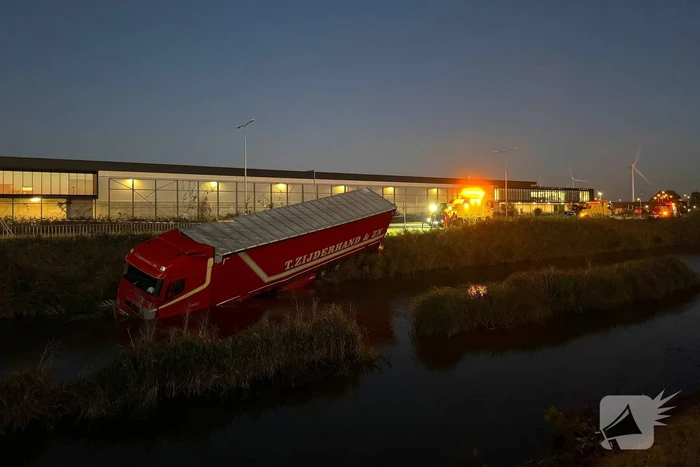 Te water geraakte vrachtwagen geborgen door grote hijskranen