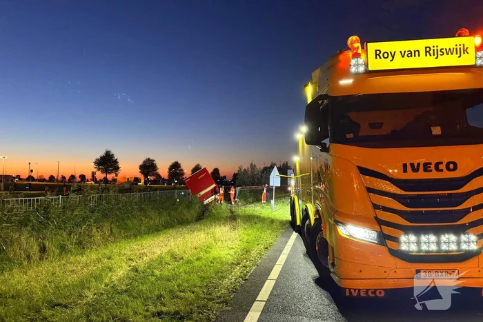 Te water geraakte vrachtwagen geborgen door grote hijskranen